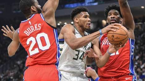 Giannis Antetokounmpo (m.) und Joel Embiid (r.) haben mit Verletzungen zu kämpfen 