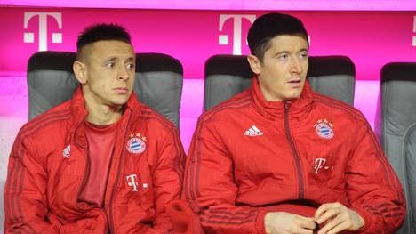 Robert Lewandowski (r.) sitzt in Berlin zu Beginn auf der Bank