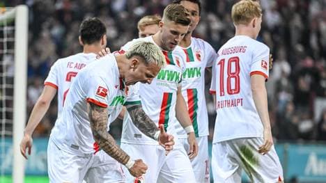 Phillip Tietz (v.) jubelt nach seinem Treffer für den FCA