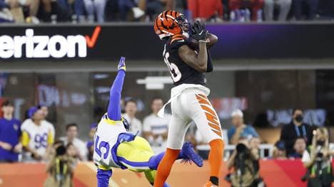 Bengals-Receiver Tee Higgins (r.) fängt den Ball während Jalen Ramsey aus dem Tritt kommt