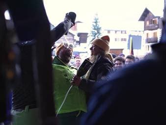 Daniel Maier feiert ihre Goldmedaille im Skicross feuchtfröhlich. Zwischen Jubelgesang und einer Champagnerdusche lässt es das Ski-Ass ordentlich krachen.