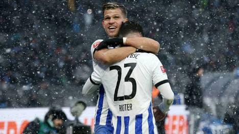 Florian Niederlechner (l.) gewinnt mit Hertha BSC gegen seinen Ex-Klub FC Augsburg