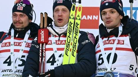 Tarjei Bö (Mitte) emotional bei der Siegerehrung