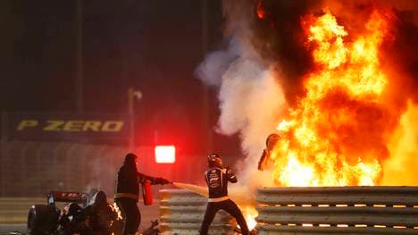 Romain Grosjean klettert aus seinem brennenden Auto