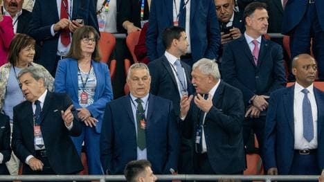 Orban (M.) in München auf der Tribüne