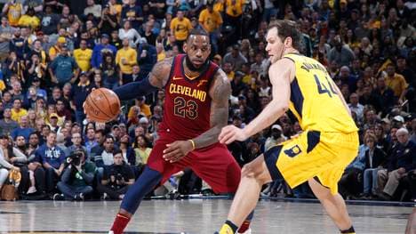 LeBron James (l.) war im vierten Spiel gegen die Pacers bester Werfer seines Teams