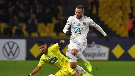 Lucas Tousart (r.) wechselt zu Hertha BSC, wird aber erst ab Sommer für die Berliner spielen