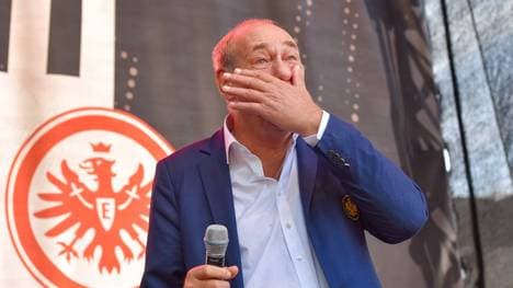 Peter Fischer heizt der Menge mit einer emotionalen Rede ein