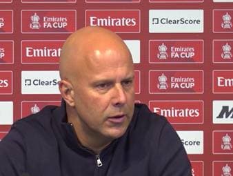 Nach der deutlichen FA-Cup-Niederlage gegen Manchester City kritisiert Arne Slot vor allem die schwache Chancenverwertung und die einfachen Gegentore als entscheidende Faktoren.