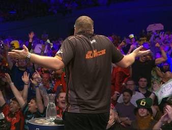 Der Walk-On von Dirk van Duijvenbode sorgt bei der European Championship für ein Pfeifkonzert und einen sichtlich verwirrten Niederländer.