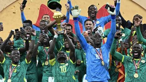 Mané (m.) und Co. in Feierlaune nach dem Finale