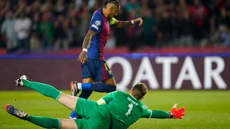 Manuel Neuer versucht vergeblich, das Tor von Raphinha zu verhindern