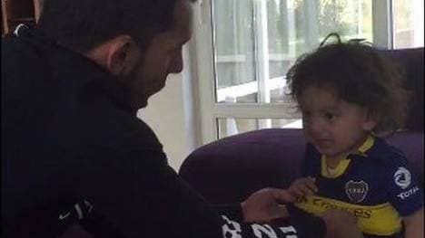 Carlos Tevez sieht nach eine Trikotzupfer gegen seinen Sohn die Rote Karte