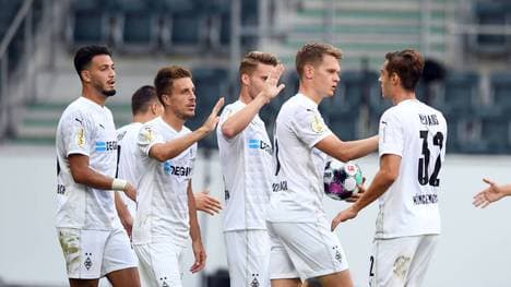 In der ersten Runde des DFB-Pokal siegt Borussia Mönchengladbach souverän gegen den Fünftligisten FC Oberneuland