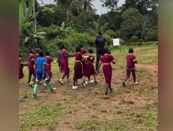 Leo Neugebauer wurde im September Weltmeister im Zehnkampf. Nach seinem größten sportlichen Erfolg gibt er nun jungen Kindern in Kamerun, dem Heimatland seines Vaters, etwas zurück.