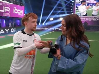 Dieses Interview wird Icon-Legaue-Moderatorin Jana Wosnitza wohl lange in Erinnerung bleiben. Die Ex-Moderatorin von SPORT1 sorgt für einen lustigen Moment nach einem Gespräch mit Spieler Paul Kohlstädt von Eintracht Spandau.