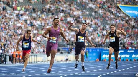 Ließ sich in Berlin feiern: Leo Neugebauer (2. v l.)