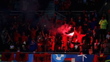 Die albanischen sowie die rumänischen Fans zündeten Pyrotechnik