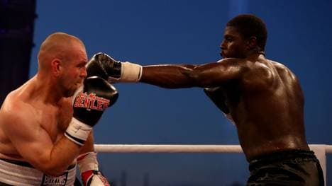 Schwergewichtler Peter Kadiru (r). ließ gegen Eugen Buchmüller nichts anbrennen