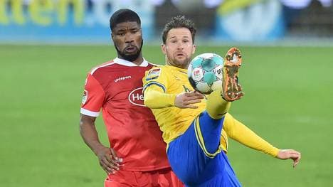 Düsseldorfs Kevin Danso (l.) im Zweikampf mit Nick Proschwitz