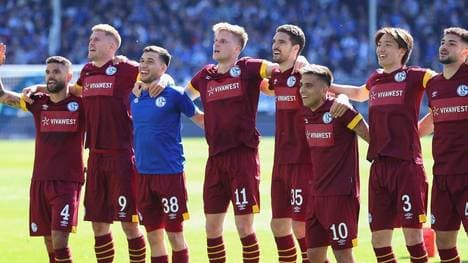 Schalker Spieler feiern mit ihren Fans