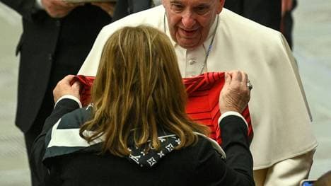 Mutter überreicht Trikot von Ronaldo