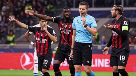 Daniel Siebert stand beim Spiel in Mailand unfreiwillig im Mittelpunkt