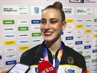 Darja Varfolomeev wird zum zwölften Mal Weltmeisterin in der Rhythmischen Sportgymnastik. Der Titel bei der Heim-WM in Frankfurt lässt die Olympiasiegerin sichtlich emotional werden.