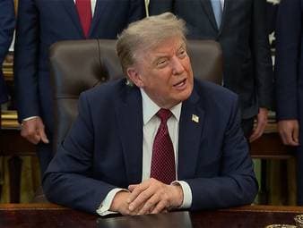 Donald Trump wird in der GOAT-Debatte im Basketball befragt. In der Abwägung zwischen Michael Jordan und LeBron James hat der US-Präsident eine klare Haltung - und unterstellt James gar indirekt Rassismus. 
