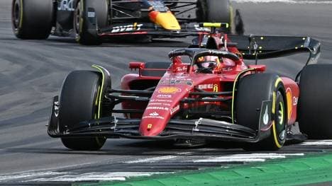 Ferrari-Pilot Carlos Sainz vor Sergio Perez im Red Bull