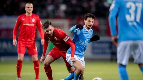 Der Chemnitzer Philipp Hosiner (re.) im Zweikampf mit Zwickaus Morris Schroeter - das Derby endete remis