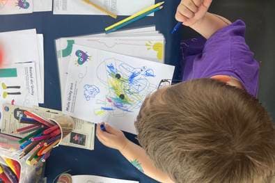 Papier-Flieger und Hexen-Besen: Bewegungs-Angebot für alle.