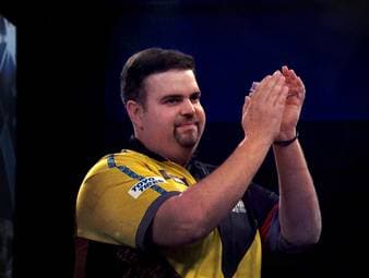 Gabriel Clemens will bei der Darts-WM im Ally Pally für Furore sorgen - vorher hat er aber ins SPORT1-Freundschaftsbuch geschrieben.
