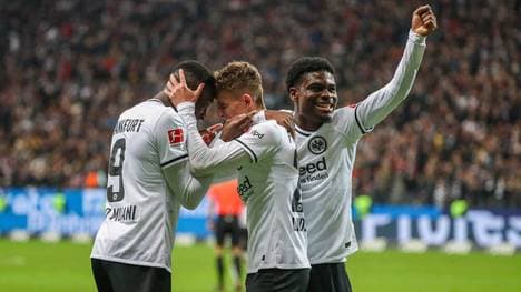 Junior Dina Ebimbe (re.) bleibt in Frankfurt