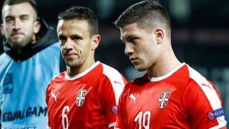 Luka Jovic (r.) hat mit Serbien eine Packung in der Ukraine bekommen