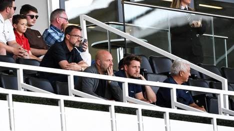 Kaderplaner Dirk Dufner (l., untere Reihe) muss bei Hertha BSC seinen Hut nehmen