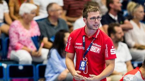 Jaron Siewert wird bei der Aufstiegsfeier verabschiedet