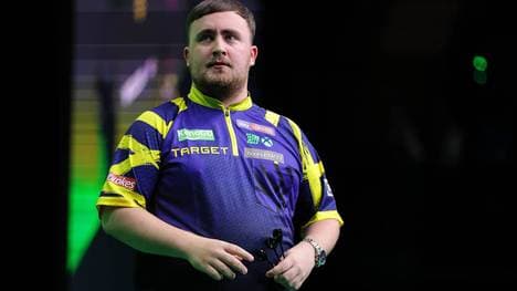 Luke Littler wird am Dienstagabend sein Erstrundenmatch bestreiten