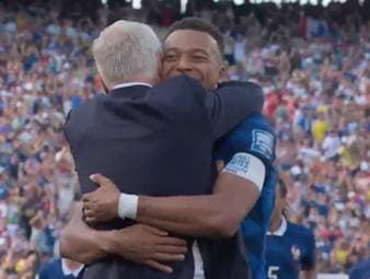 Kylian Mbappé bringt Frankreich gegen Schweden mit 1:0 in Führung. Es ist sein 17. WM-Treffer, mit dem er – wie schon Messi zuvor – an Miroslav Klose vorbeizieht. Im Anschluss kommt es zu einer emotionalen Szene mit Didier Deschamps.