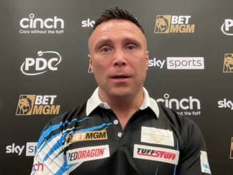 Gerwyn Price gewinnt den Premier-League-Abend von Manchester. Nach seinem Big Fish im Halbfinale sorgt er mit einer Littler-Imitation für Aufsehen.