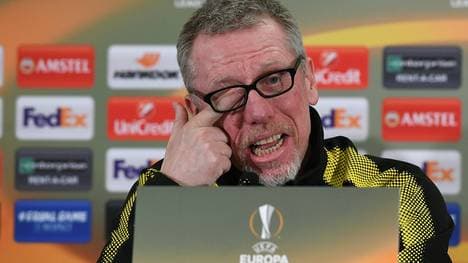 BVB-Coach Peter Stöger nimmt die Spekulationen um seine Zukunft mit Humor
