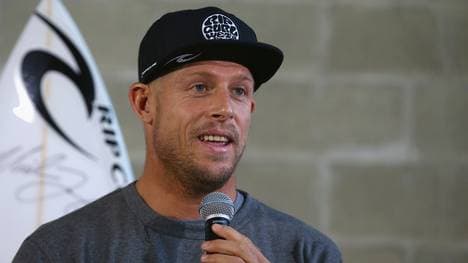 Mick Fanning Arrives In Australia After Shark Attack