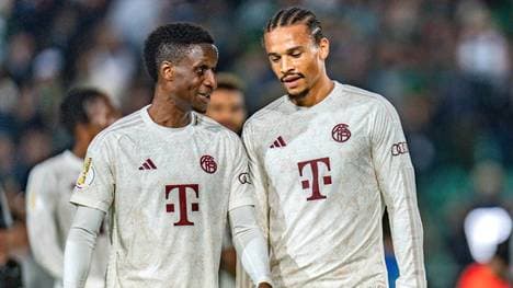 Bouna Sarr (l.) im Gespräch mit Leroy Sané