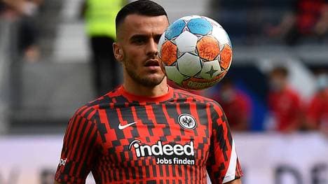 12.09.2021, xjhx, Fussball 1.Bundesliga, Eintracht Frankfurt - VfB Stuttgart emspor, v.l. Warmup Filip Kostic (Eintracht Frankfurt) (DFL DFB REGULATIONS PROHIBIT ANY USE OF PHOTOGRAPHS as IMAGE SEQUENCES and or QUASI-VIDEO) Frankfurt am Main *** 12 09 2021, xjhx, Fussball 1 Bundesliga, Eintracht Frankfurt VfB Stuttgart emspor, v l Warmup Filip Kostic Eintracht Frankfurt DFL DFB REGULATES PROHIBIT ANY USE OF PHOTOGRAPHS as IMAGE SEQUENCES and or QUASI VIDEO Frankfurt am Main