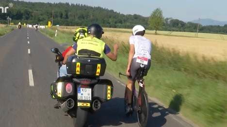 Der Kampfrichter diskutiert mit Jonas Schomburg