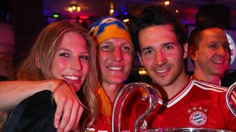 Felix Neureuther (r.) feierte 2013 zusammen mit Bastian Schweinsteiger das Triple (links Schweinsteigers damalige Freundin Sarah Brandner)