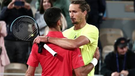 Alexander Zverev gratuliert Novak Djokovic