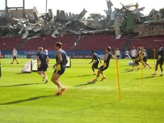 Kuriose Bilder aus der Nähe von Dallas. Während Schwedens Nationalmannschaft seelenruhig trainiert, sieht das Stadion aus wie nach einer Naturkatastrophe.