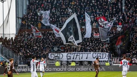 Das Banner mit der Aufschrift "CBD statt CSD" wurde von den Eintracht-Fans im Gästefanblock ausgerollt