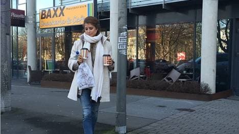 Cathy Fischer beginnt den Tag mit einem Kaffee.